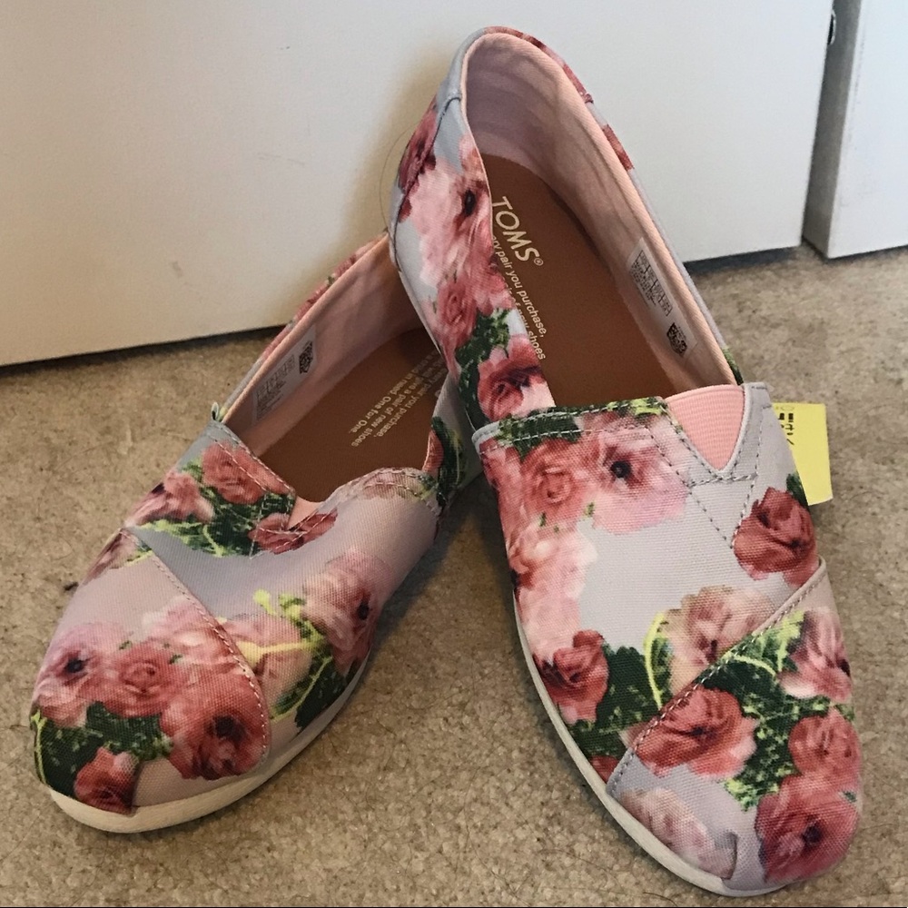 NWT: TOMS floral patterned shoes size 7
